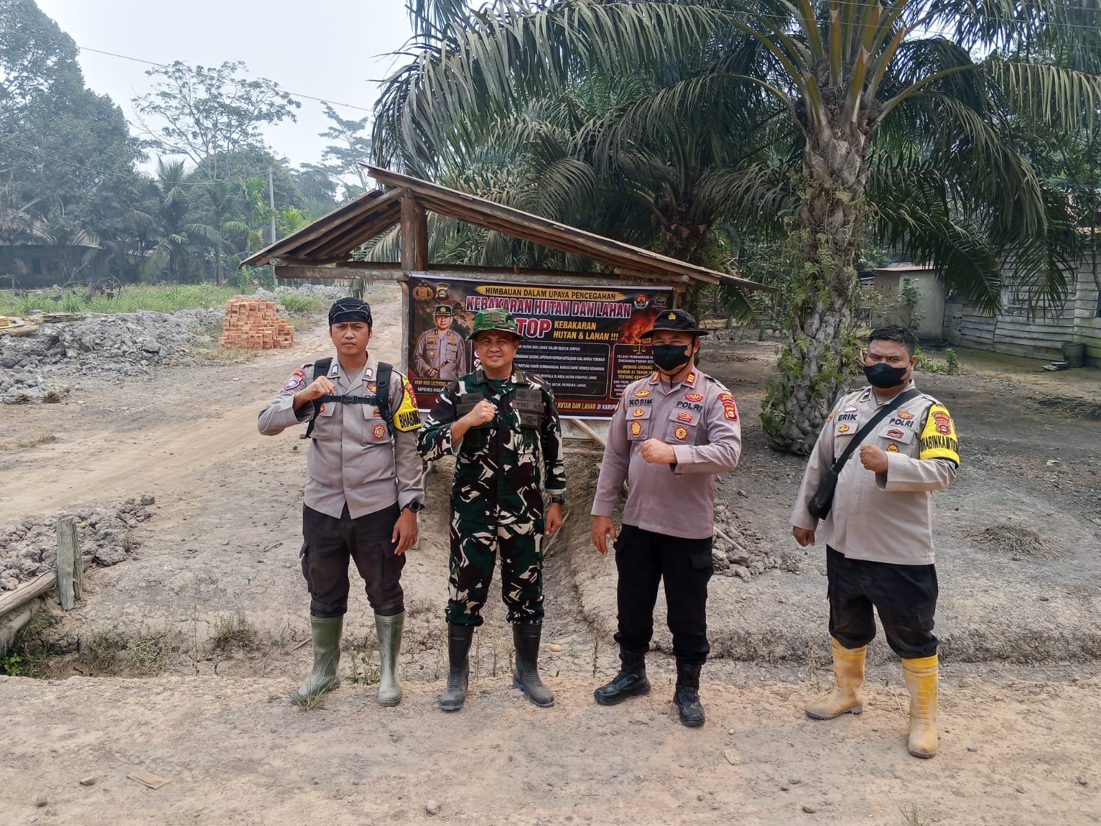 *Cegah Karhutla, Kapolsek Bayung Lencir AKP Kosim Pimpin Patroli dan Pemasangan Spanduk Imbauan di Muara Medak*