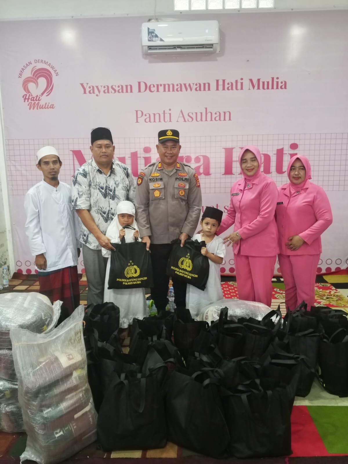 Jumat Berkah di Bayung Lencir, Kapolsek Bersama Bhayangkari Salurkan 35 Paket Sembako untuk Anak Yatim Piatu