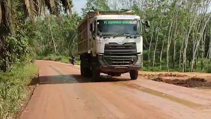 Warga Keluhkan Jalan Kabupaten C2 Sungai Lilin Tertutup Tanah Liat, Diduga Berasal Dari Aktivitas Pengerjaan Tol